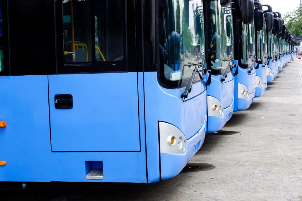 Стоять, бо закон мовчить: громади отримали понад тисячу автобусів і трамваїв, але користуватись ними не можуть